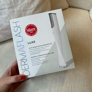DERMAFLASH LUXE
Anti-Aging, Exfoliation + Peach Fuzz Removal